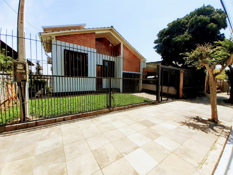 Casa à venda com 3 quartos, 245m² - Foto 1