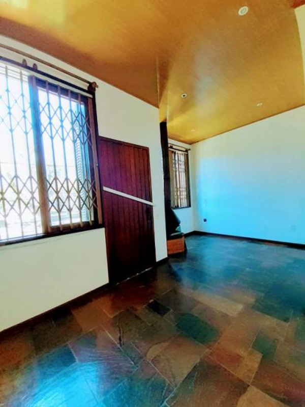 Casa à venda com 3 quartos, 245m² - Foto 2