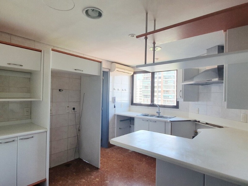 Apartamento à venda com 3 quartos, 258m² - Foto 8