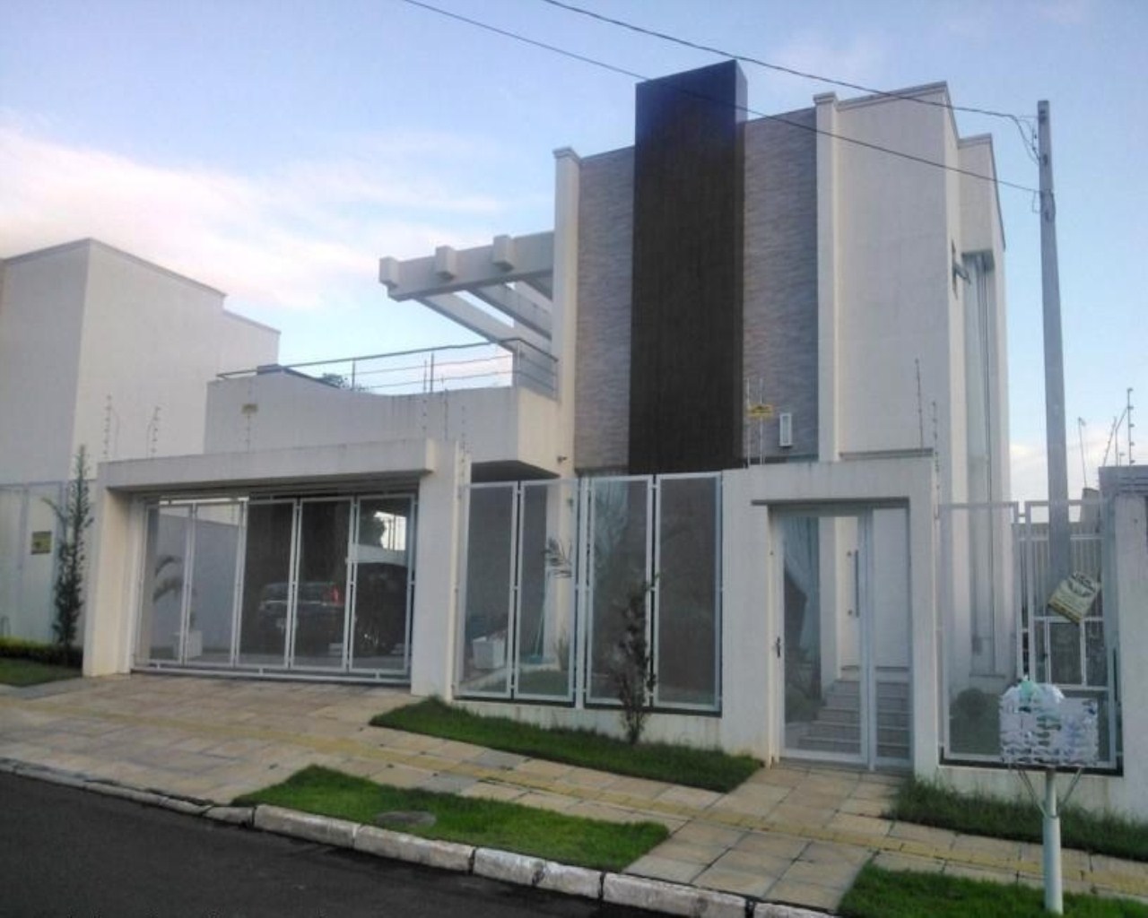 Casa à venda com 3 quartos, 207m² - Foto 1