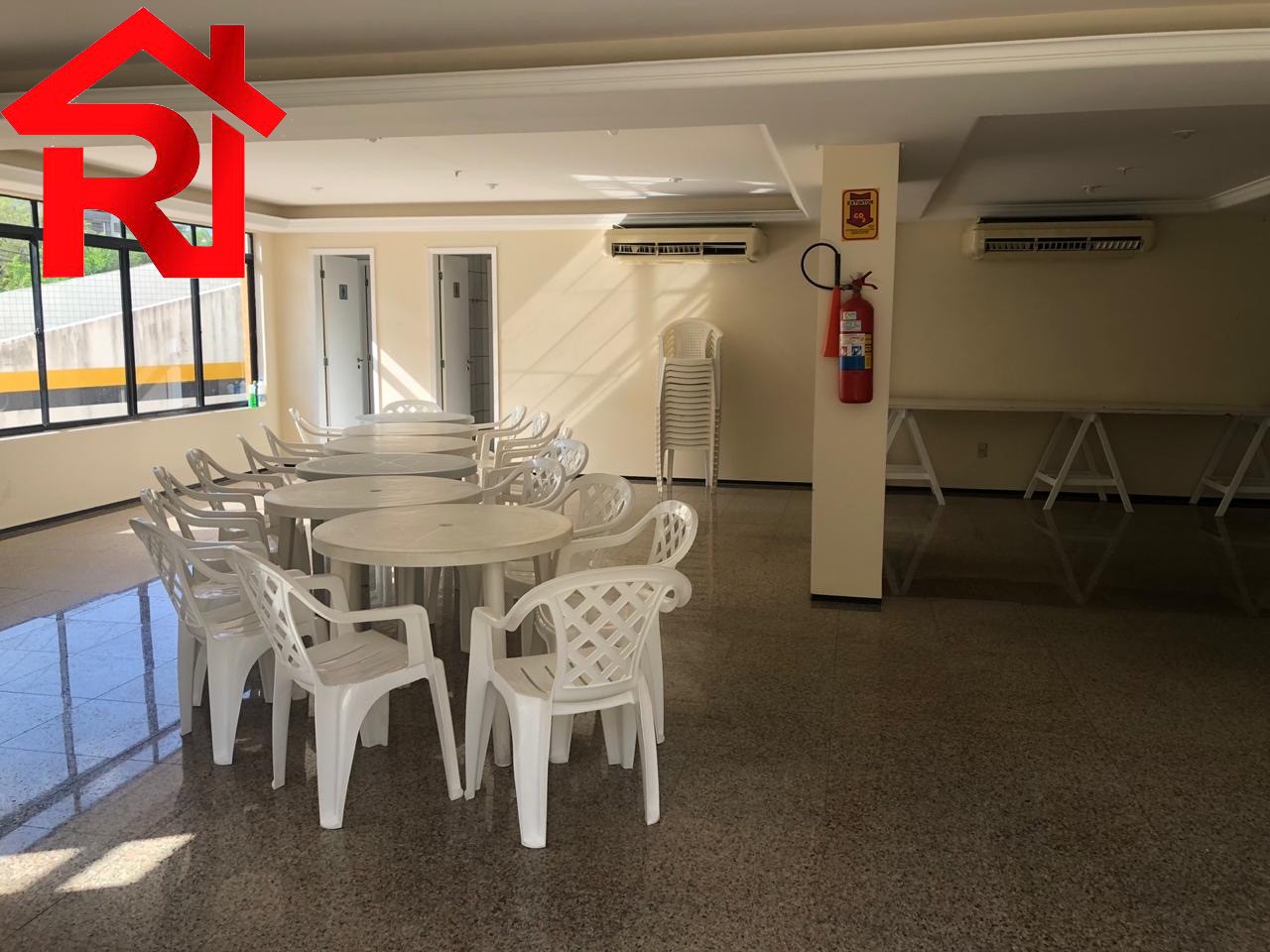 Apartamento à venda com 3 quartos, 156m² - Foto 2