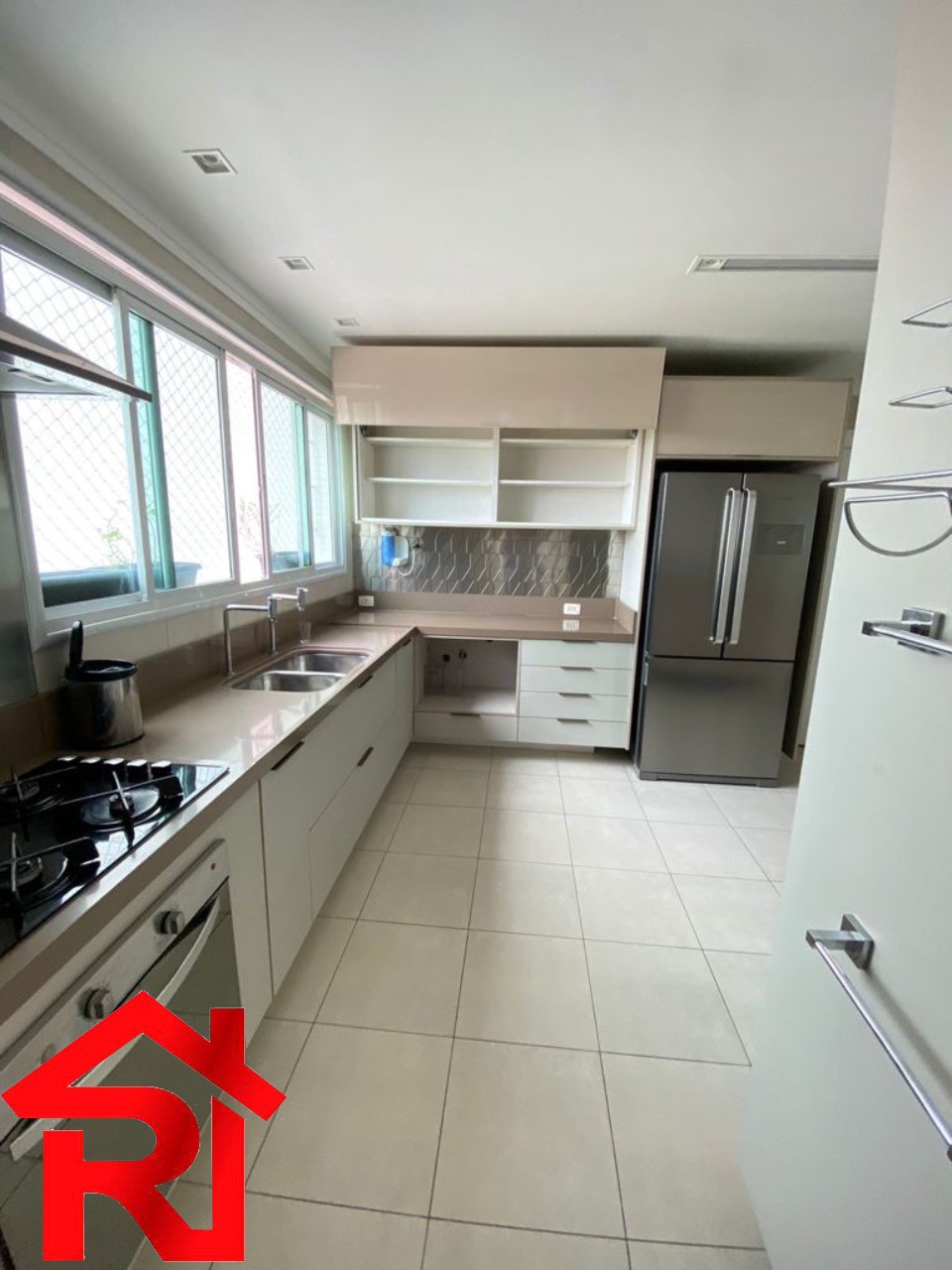 Apartamento para alugar com 3 quartos, 250m² - Foto 12