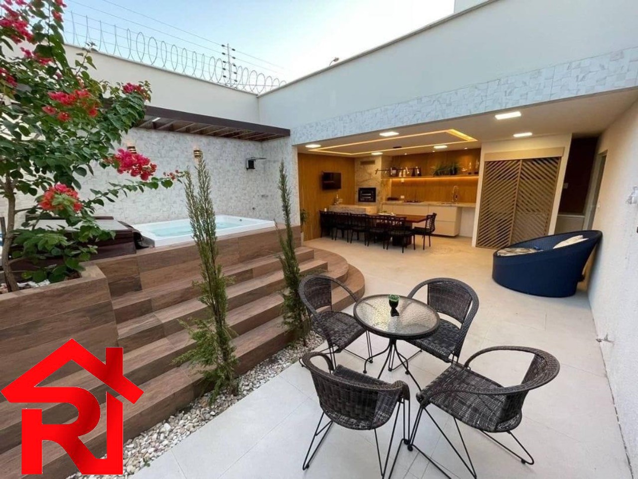 Casa à venda com 4 quartos, 350m² - Foto 1