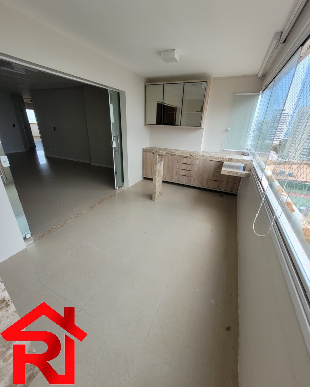 Apartamento para alugar com 4 quartos, 217m² - Foto 2