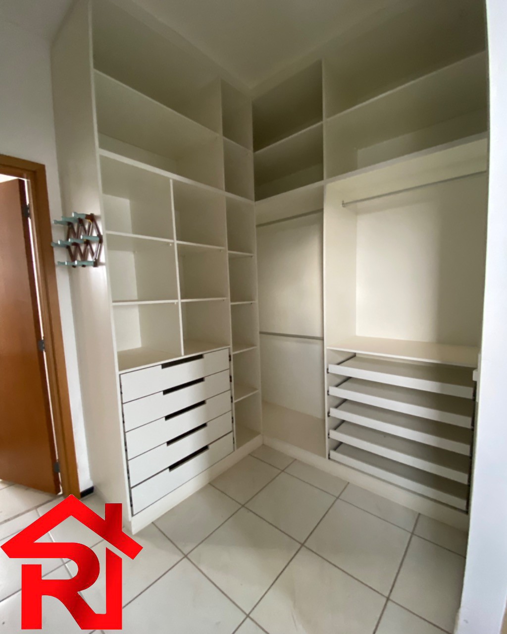 Apartamento para alugar com 3 quartos, 140m² - Foto 2