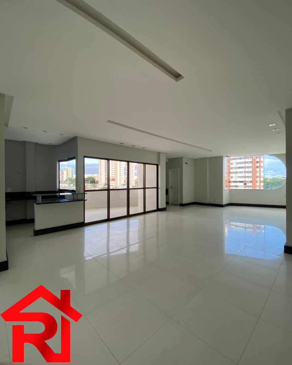 Apartamento à venda com 4 quartos, 300m² - Foto 1