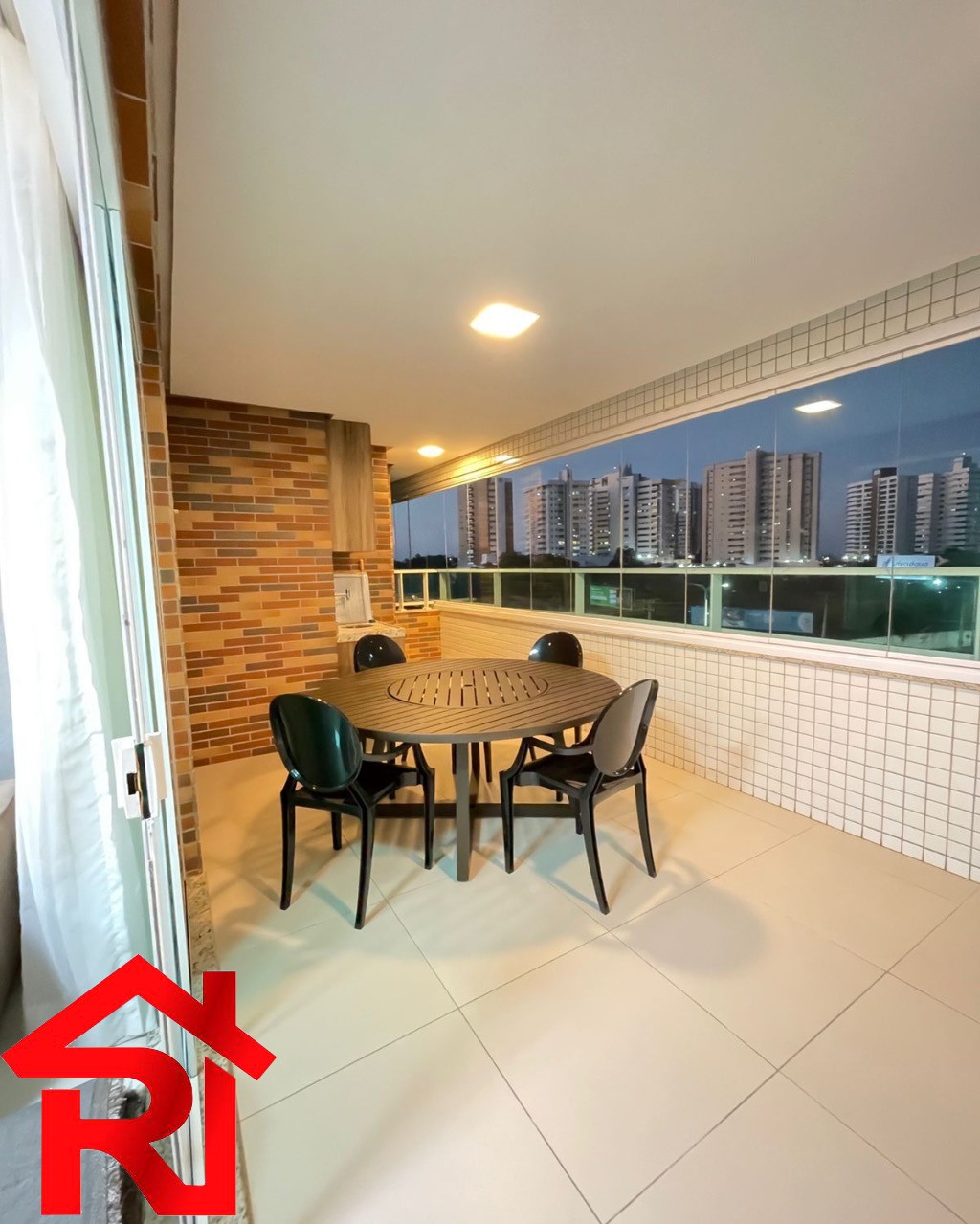 Apartamento à venda com 4 quartos, 217m² - Foto 2