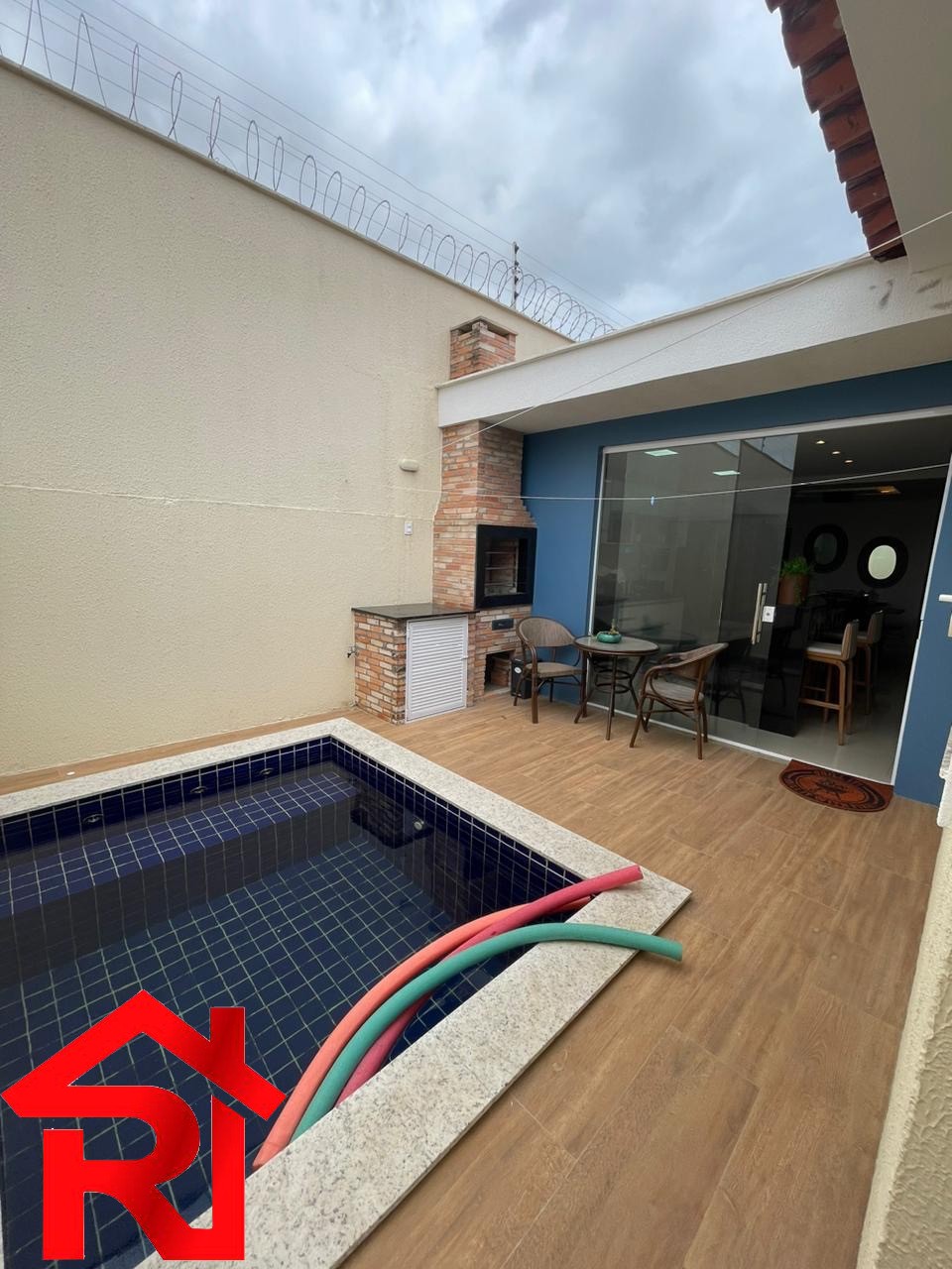 Casa à venda com 3 quartos, 250m² - Foto 1