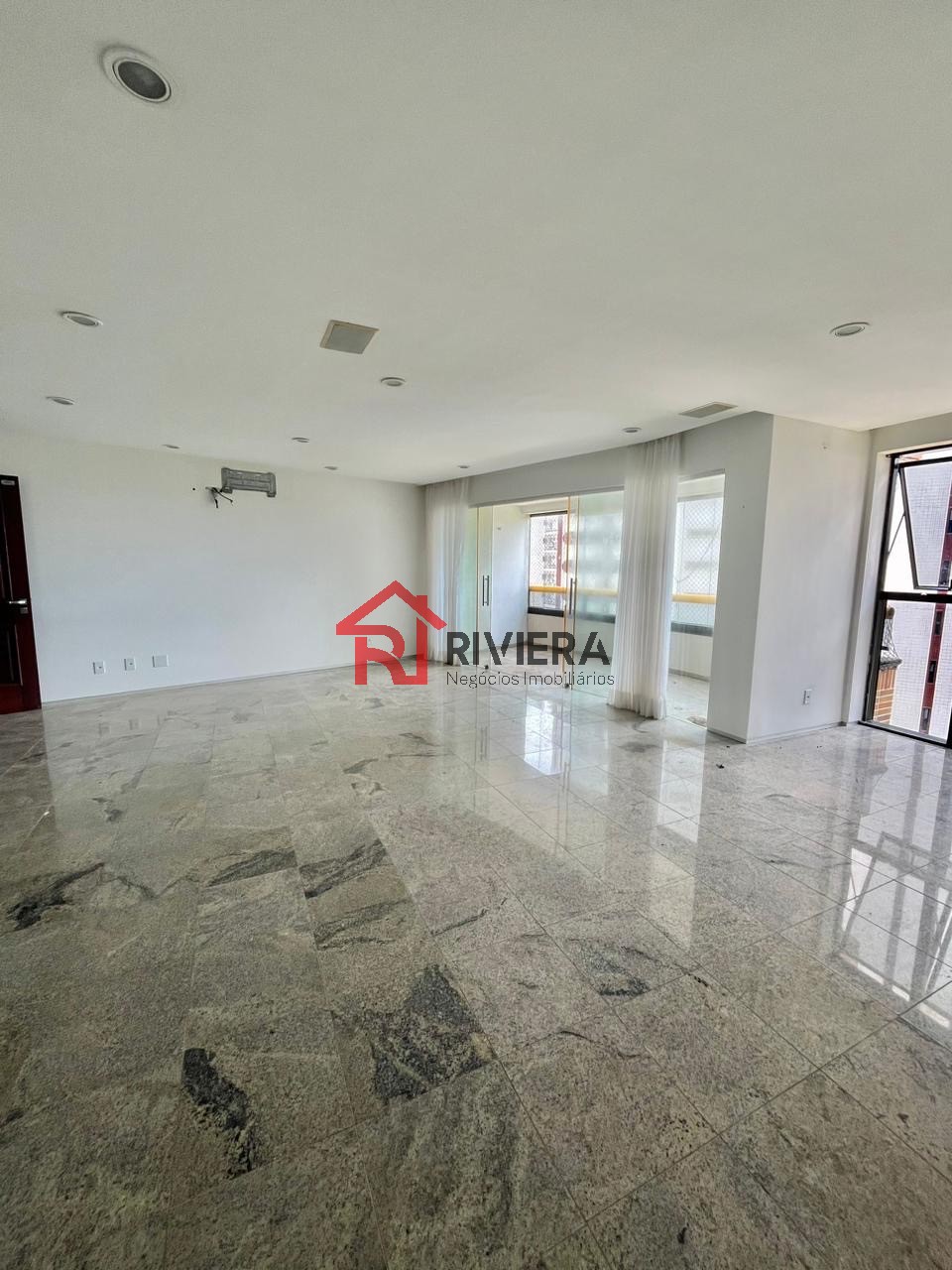 Apartamento à venda com 3 quartos, 200m² - Foto 4