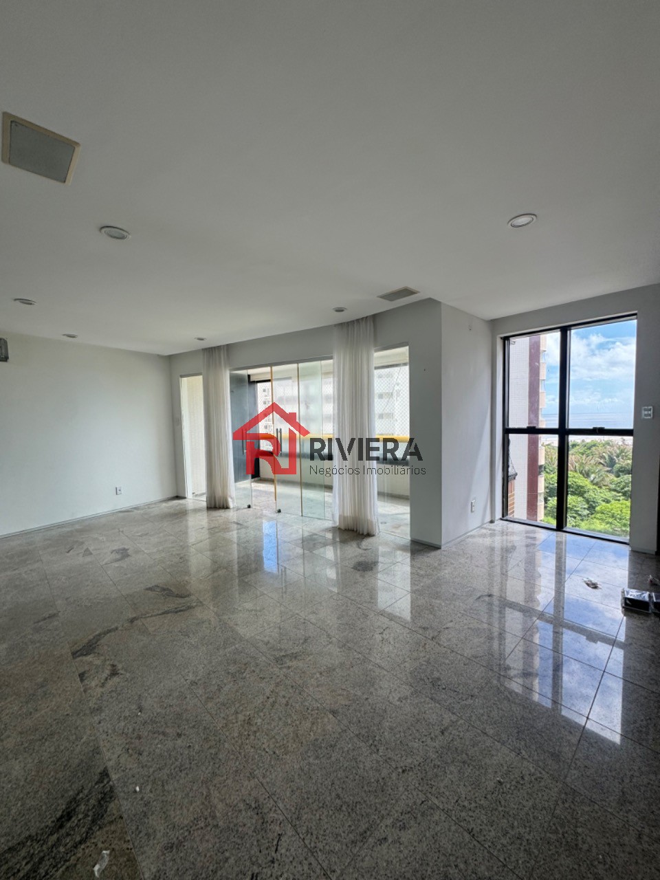 Apartamento à venda com 3 quartos, 200m² - Foto 1