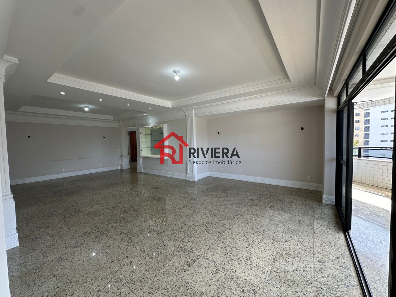 Apartamento à venda com 3 quartos, 217m² - Foto 2