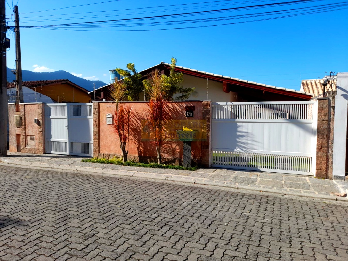 Casa à venda com 3 quartos, 240m² - Foto 1