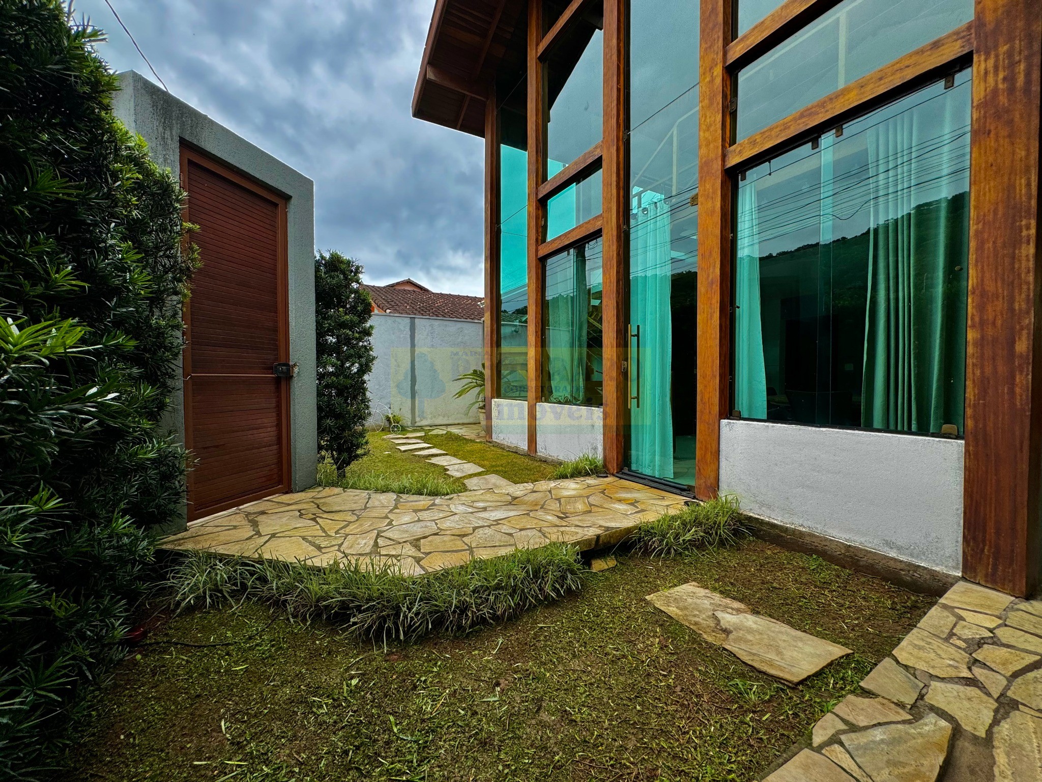 GRANDIOSA CASA SOFISTICADA E ELEGANTE C/ 3 DORMITORIOS E 4 BANHEIROS VENDA OU LOCAÇÃO