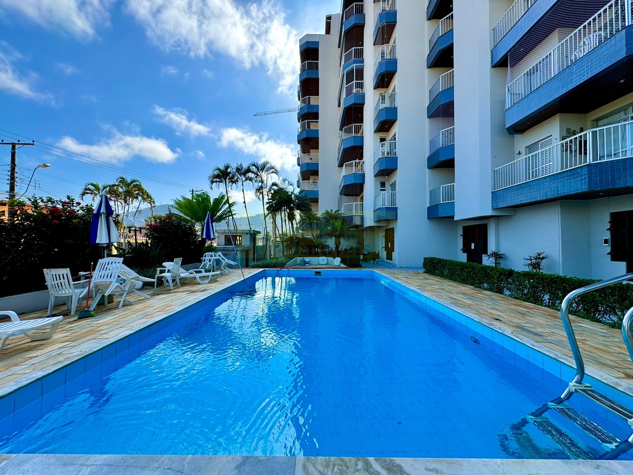 Cobertura Duplex de 232m² na Martim de Sá - Caraguatatuba-SP: 5 quartos, 2 suítes, churrasqueira e 2 vagas de garagem!