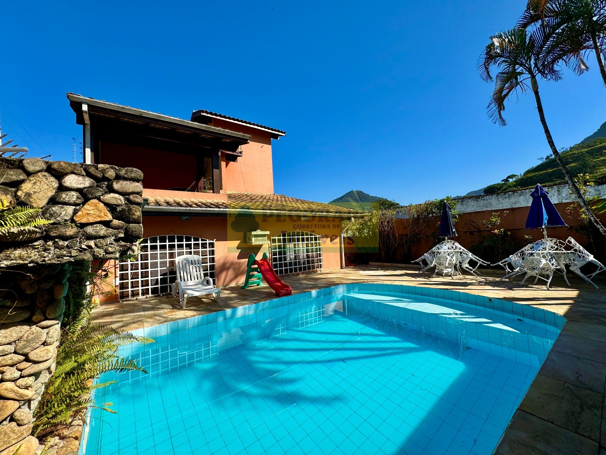 Maravilhoso Sobrado de 3 Dormitórios com Piscina na Martim de Sá!