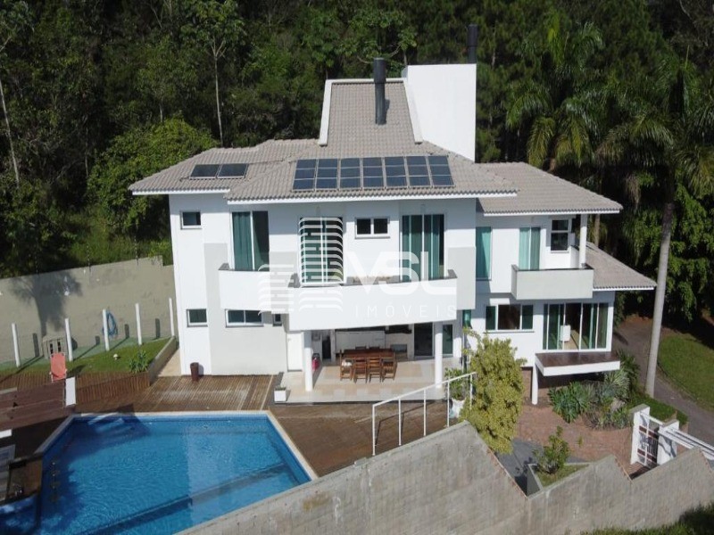 CASA com 4 dormitórios, 2 garagens, piscina e quadra poliesportiva privativa
