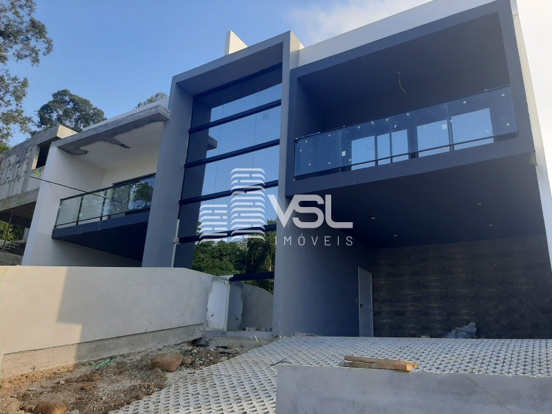 Casa/sobrado com 3 dormitórios na Agronômica, vaga para 4 carros, ótima vista mar.