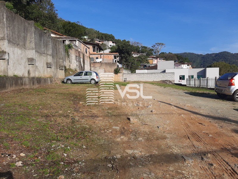 Terreno com 855 m², escritura pública e viabilidade para até 4 pavimentos.