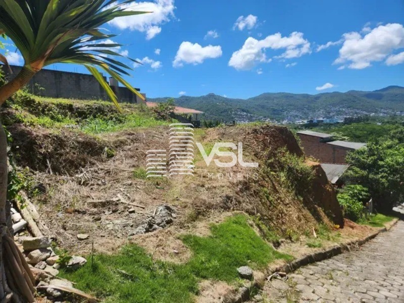 Terreno com 750 m² bem localizado logo no inicio do Cacupé, com vista para o MAR, acesso tranquilo.