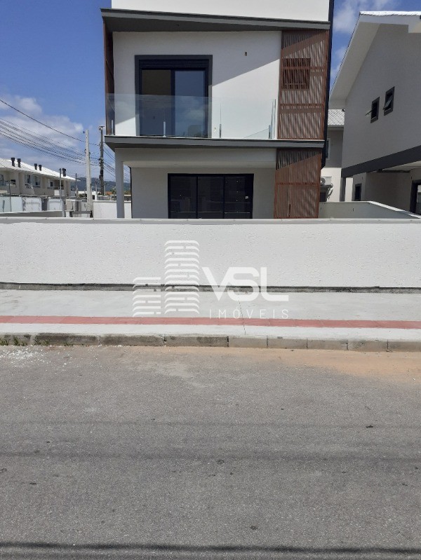 Casa de alto padrão nova, com 3 quartos sendo 1 suíte, nova Palhoça