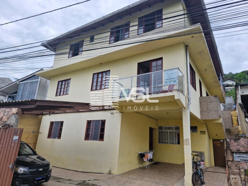 CASA/PRÉDIO com 8 apartamentos e total de 11 quartos, próximo do FLORIPA SHOPPING.