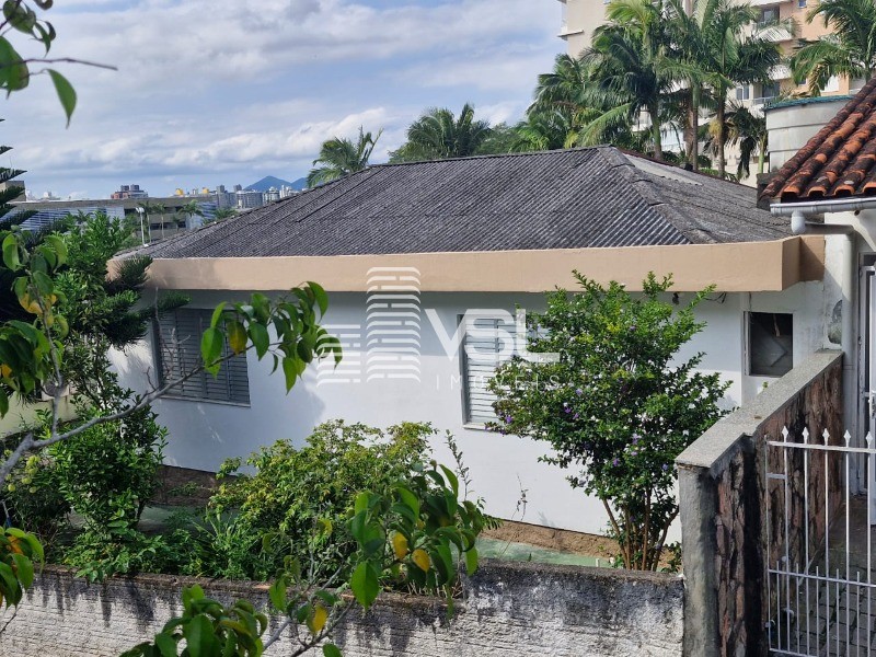Casa com 3 dormitórios no Pantanal bem próximo da Eletrosul e da UFSC