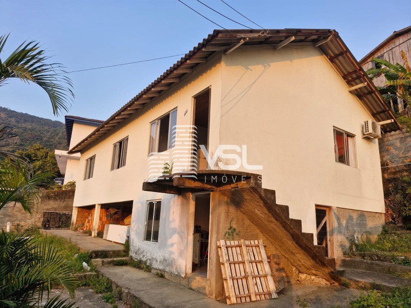 Propriedade com duas casas, casa principal com 4 dormitórios e terreno de 400 m²