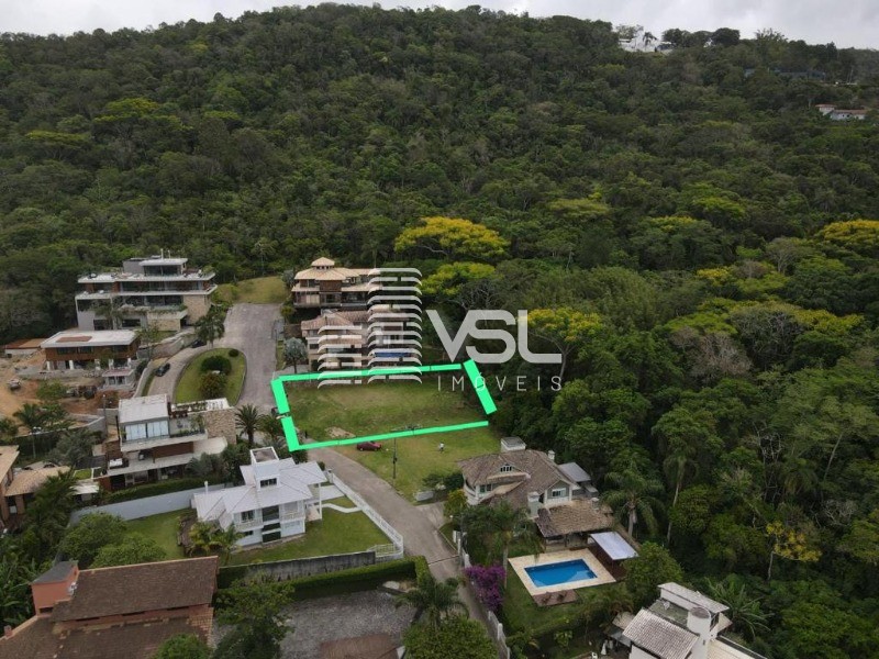 Terreno em condomínio fechado e de alto padrão, medindo 750 m², com vista para lagoa e mar.