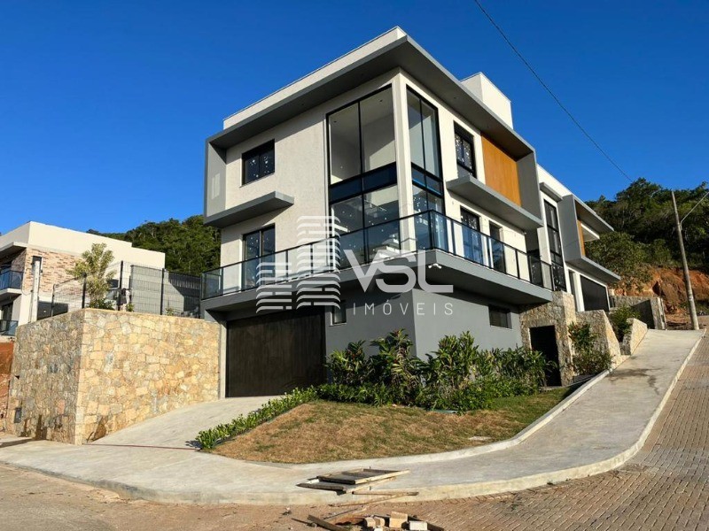 Casa nova com 3 suítes e duas vagas de garagens no Saco Grande, ótima localização
