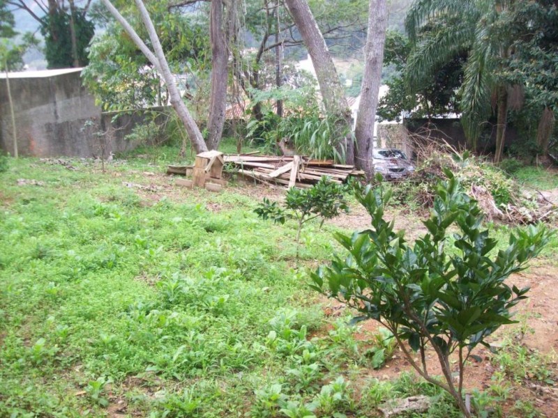 Terreno com 720 m², escritura pública em ótima localização, no Saco grande