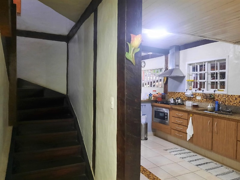 Casa à venda com 3 quartos, 250m² - Foto 1