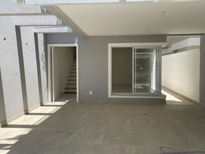 Casa à venda com 4 quartos, 177m² - Foto 2