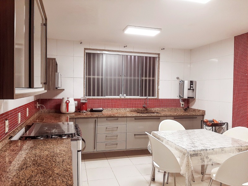 Casa à venda com 3 quartos, 300m² - Foto 4