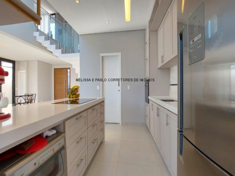 Casa à venda com 2 quartos, 207m² - Foto 1