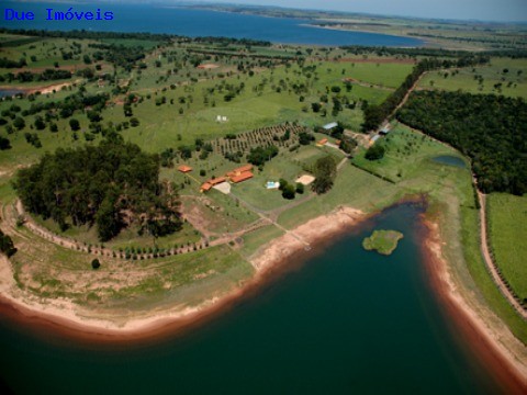 Fazenda à venda com 8 quartos, 1000m² - Foto 1