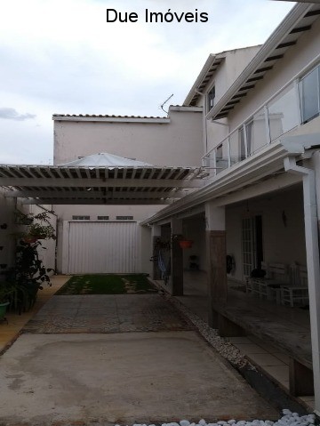 Casa à venda com 3 quartos, 302m² - Foto 1