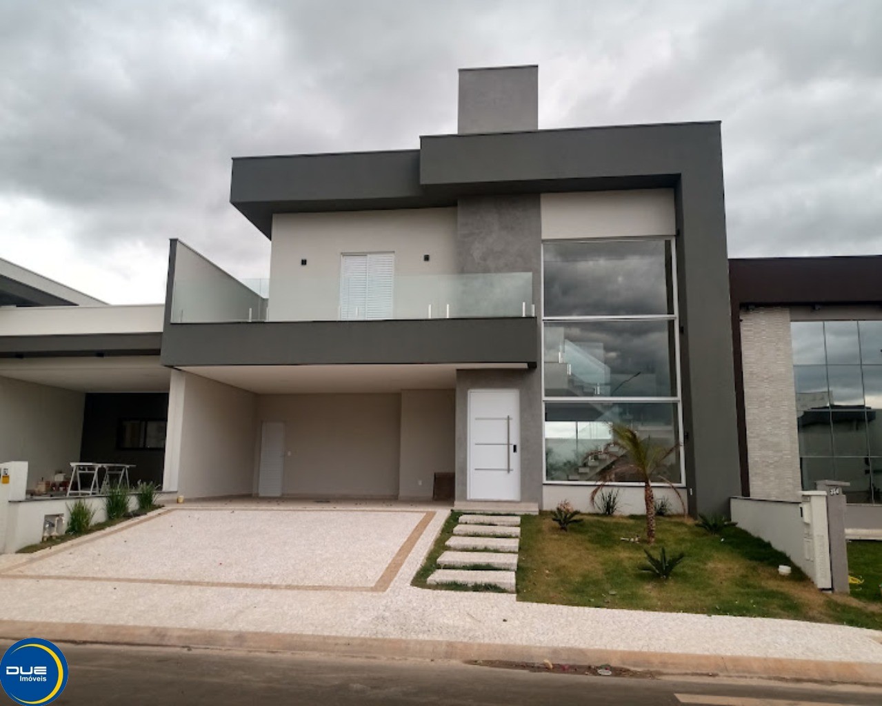 Casa à venda com 3 quartos, 286m² - Foto 1