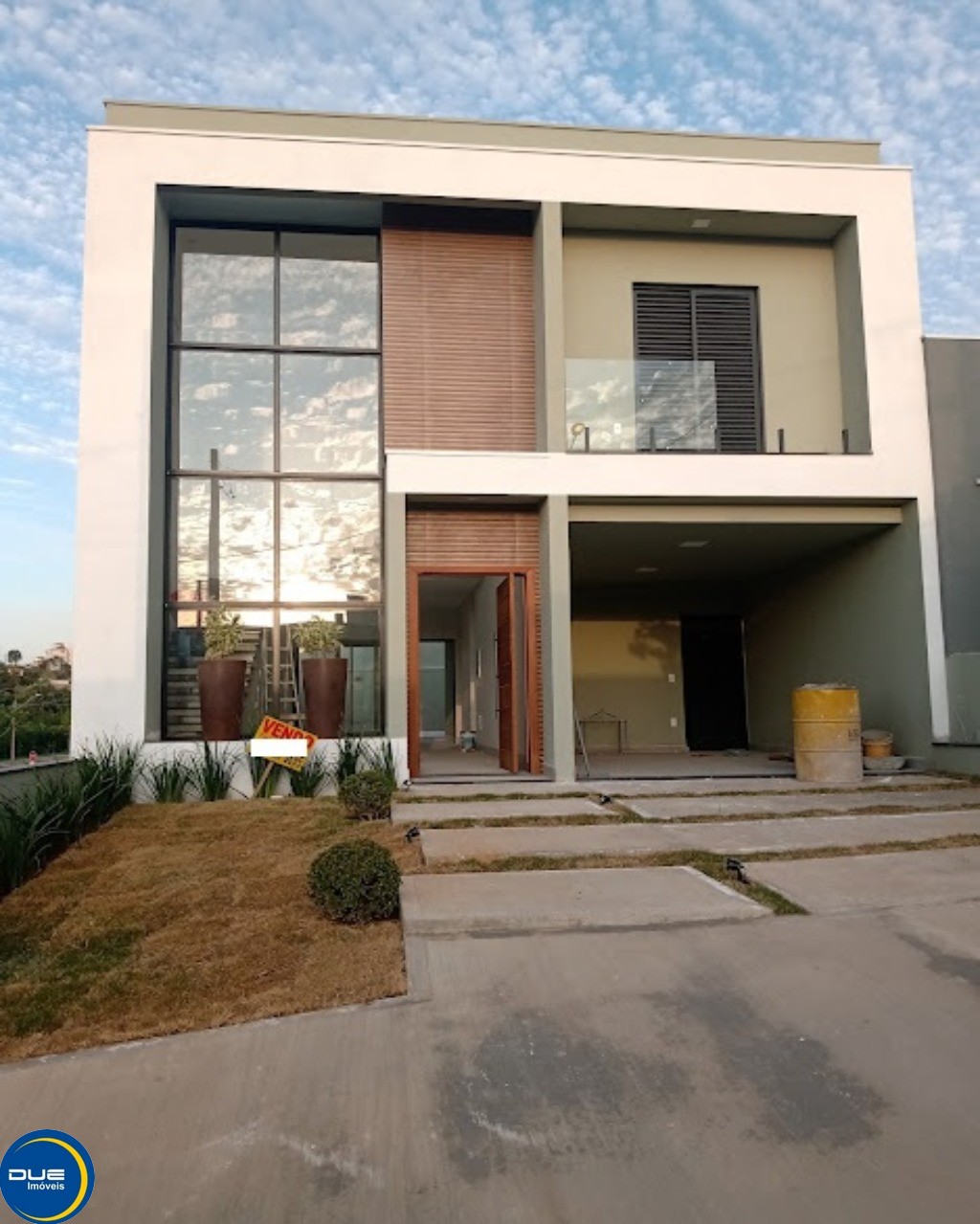 Casa à venda com 3 quartos, 200m² - Foto 1