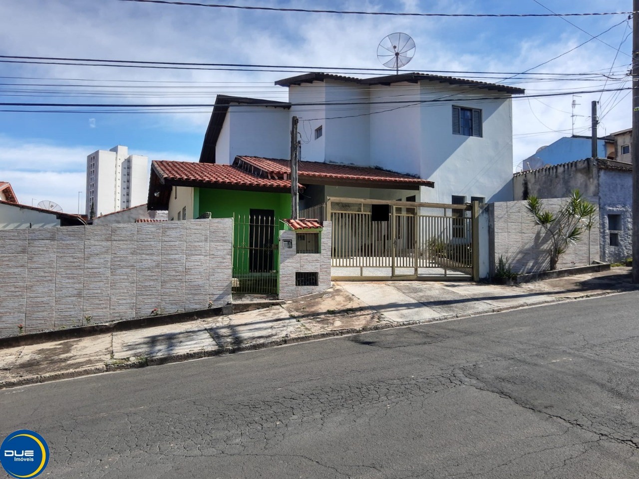 Casa à venda com 3 quartos, 300m² - Foto 1