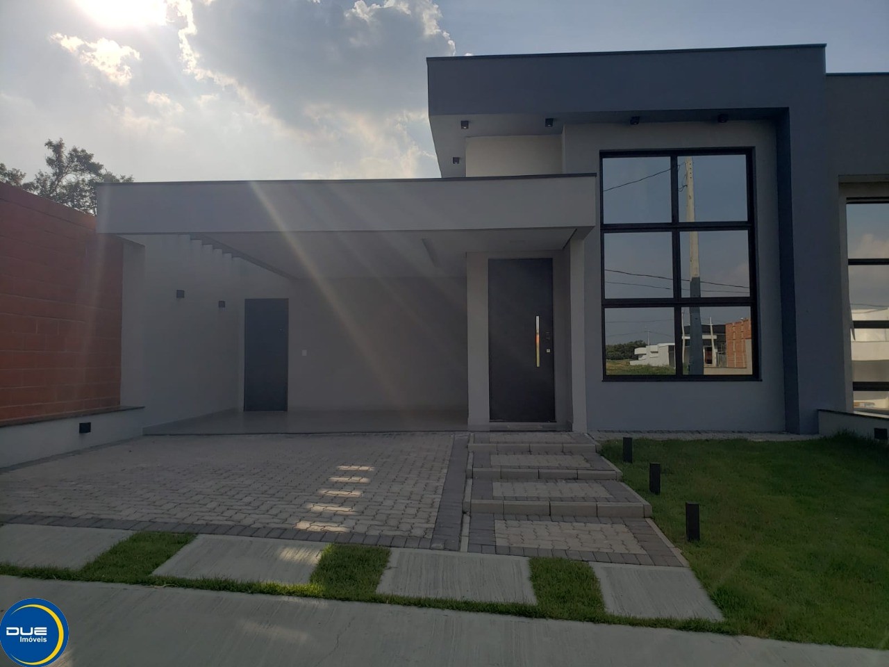 Casa à venda com 3 quartos, 250m² - Foto 1