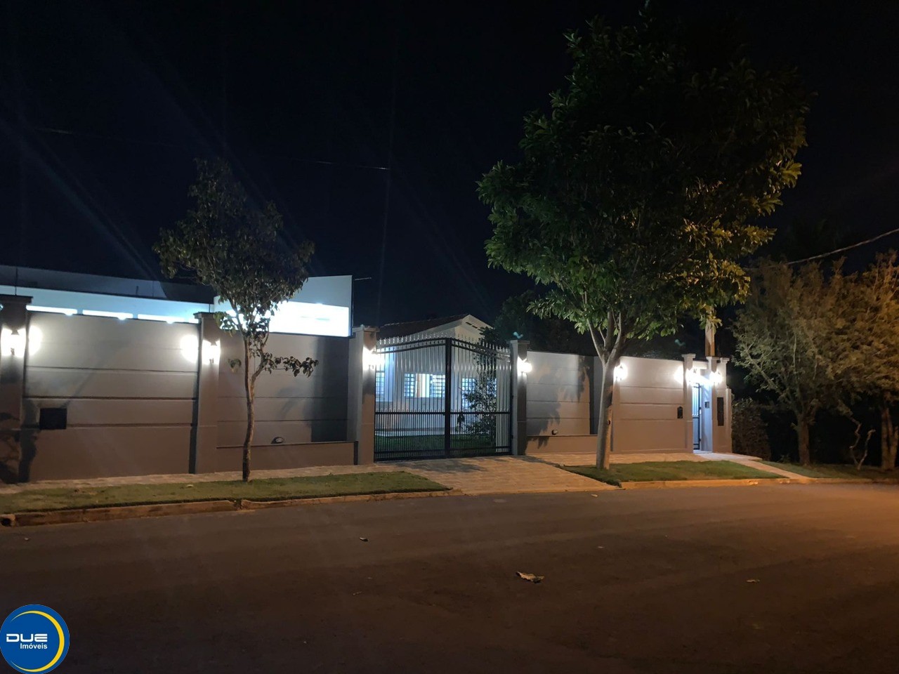 Casa à venda com 4 quartos, 1000m² - Foto 1