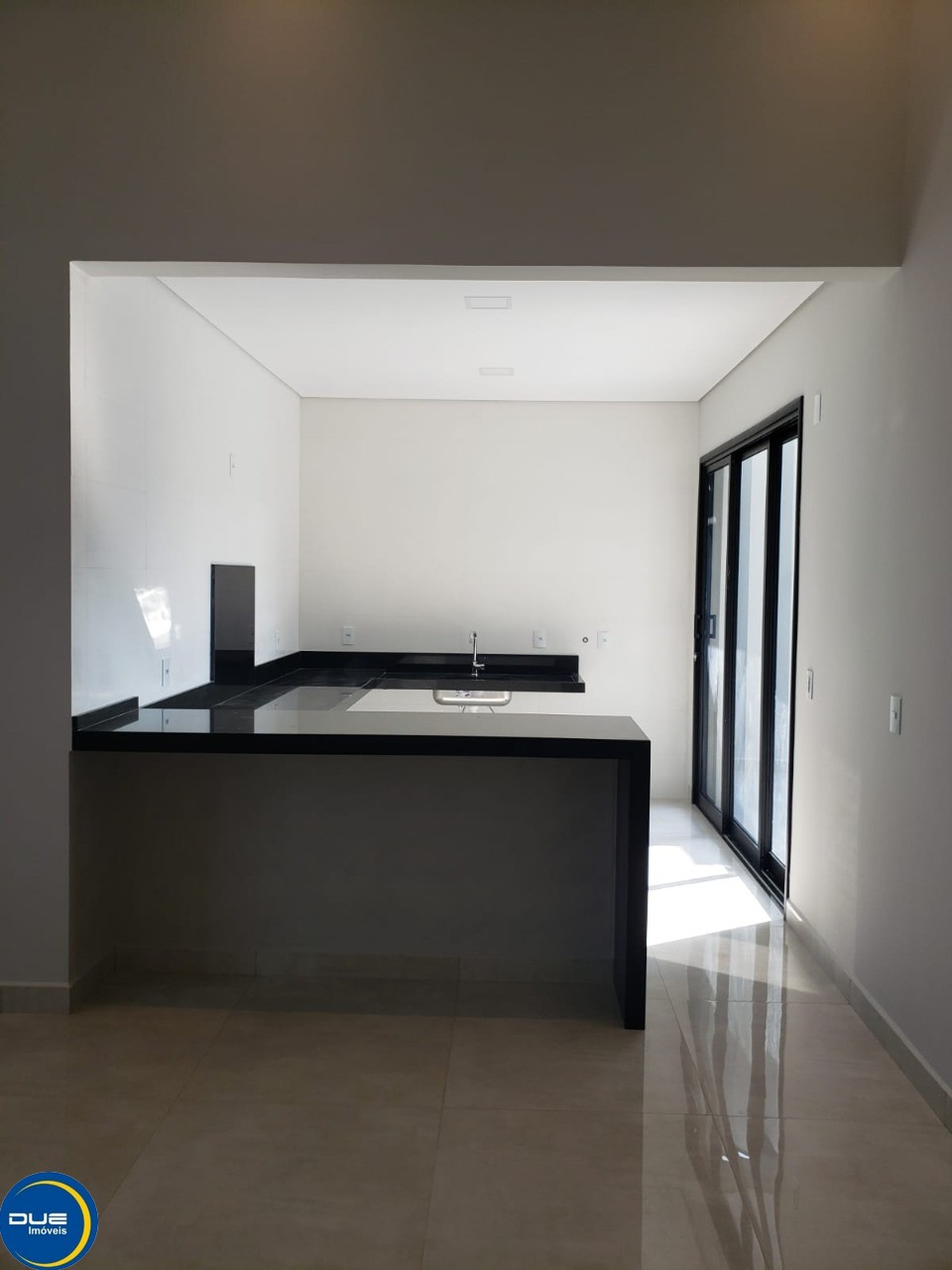 Casa à venda com 3 quartos, 250m² - Foto 2