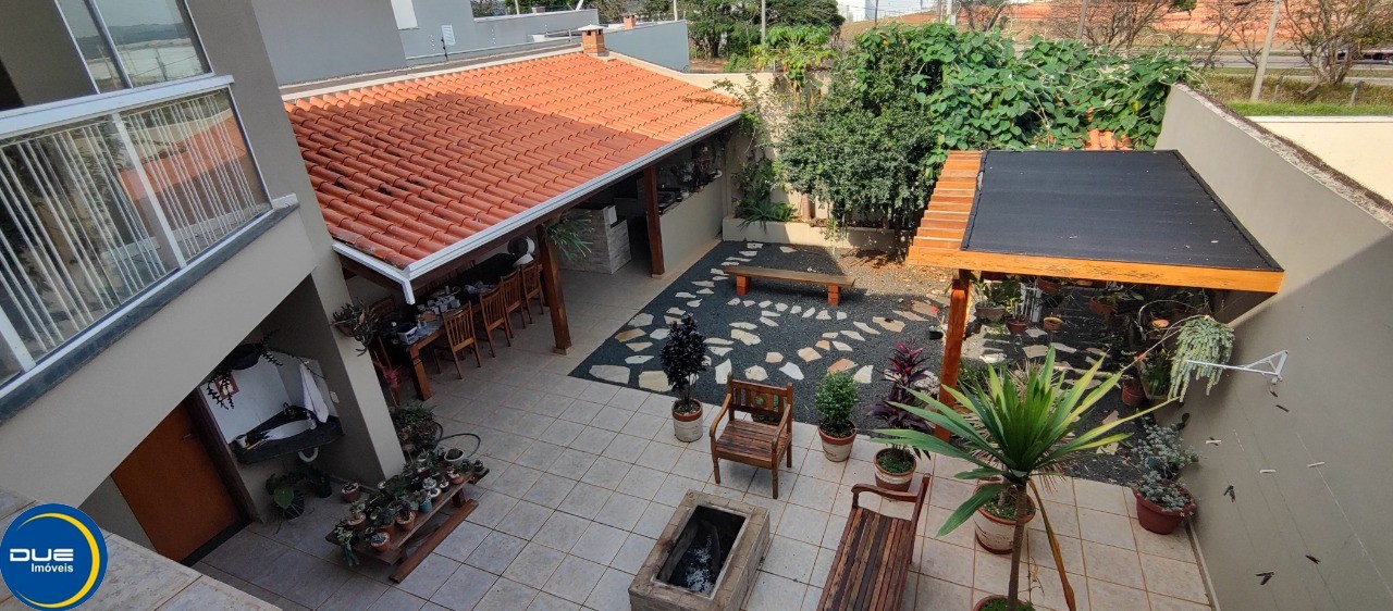 Casa à venda com 3 quartos, 300m² - Foto 1