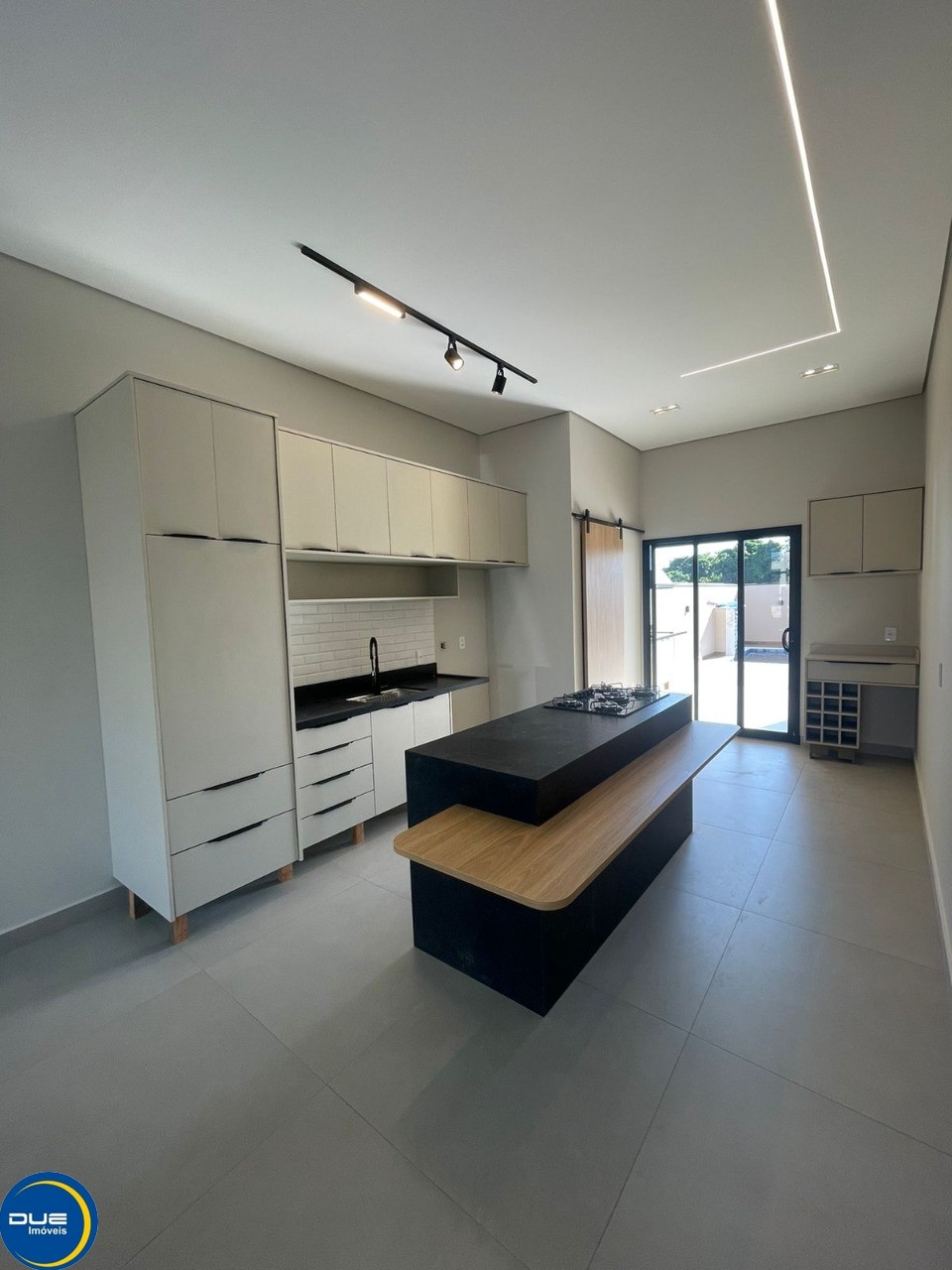 Casa à venda com 3 quartos, 306m² - Foto 5