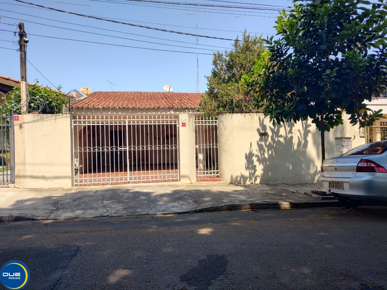 Casa à venda com 3 quartos, 202m² - Foto 1