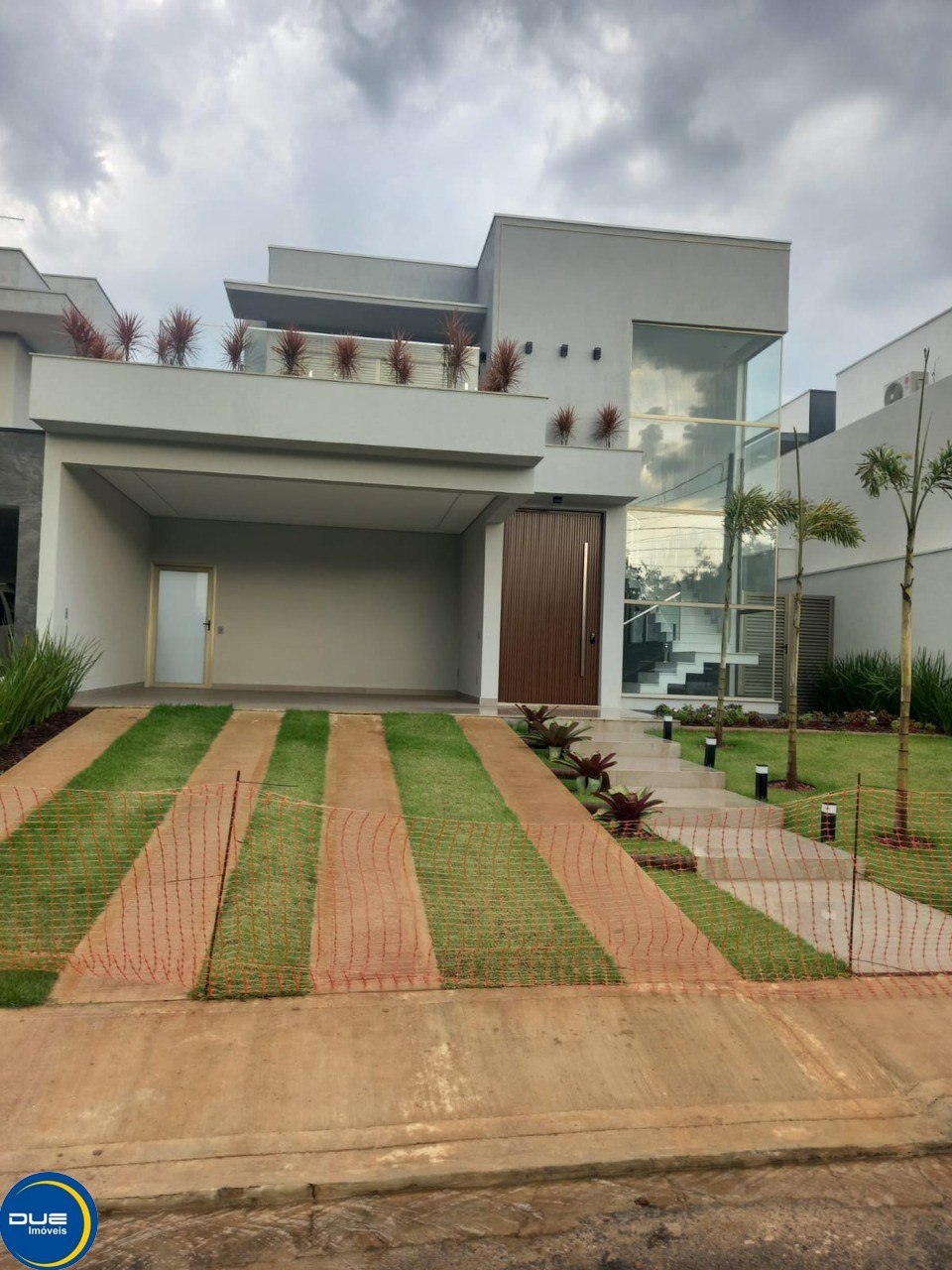 Casa à venda com 3 quartos, 360m² - Foto 1