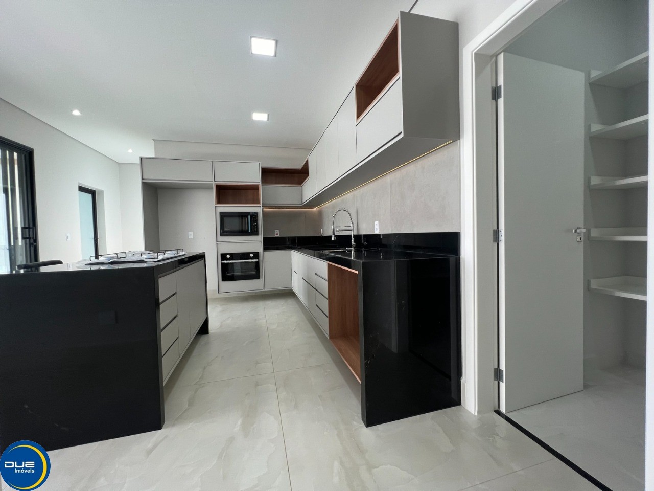 Casa à venda com 3 quartos, 232m² - Foto 8