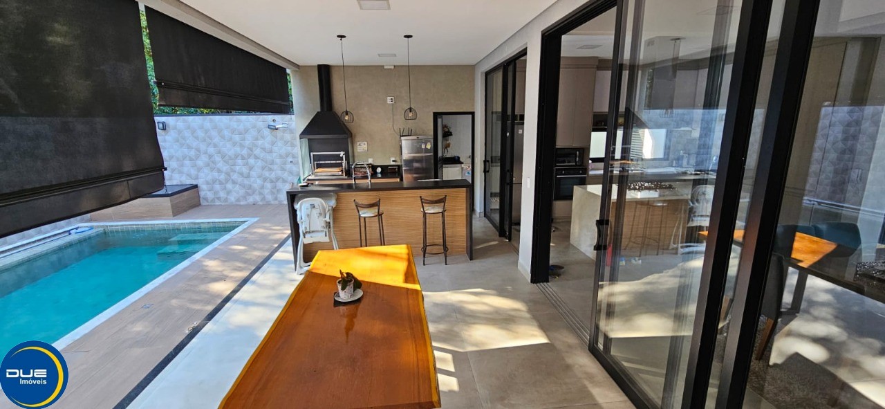 Casa à venda com 4 quartos, 235m² - Foto 2