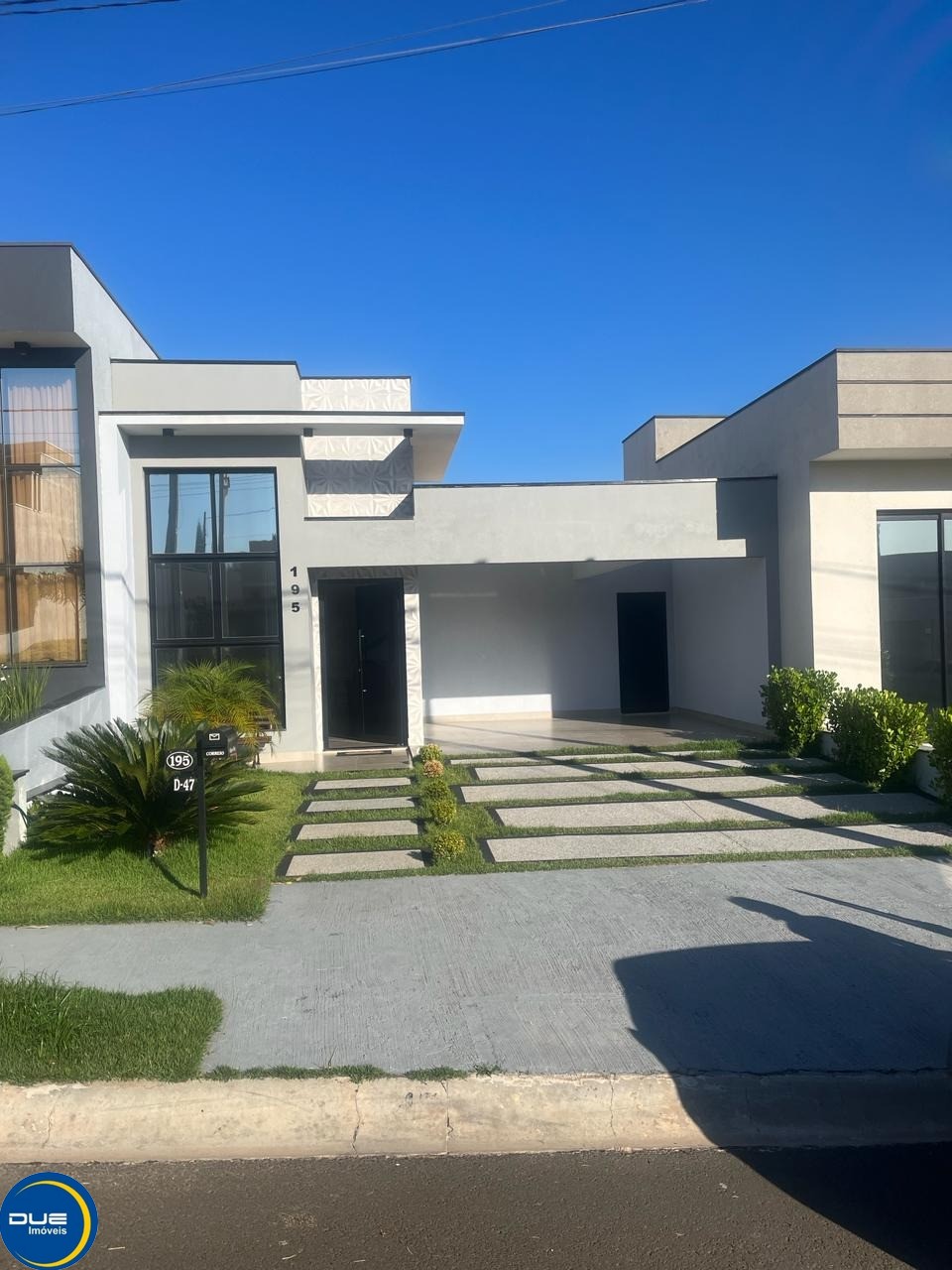 Casa à venda com 3 quartos, 141m² - Foto 1