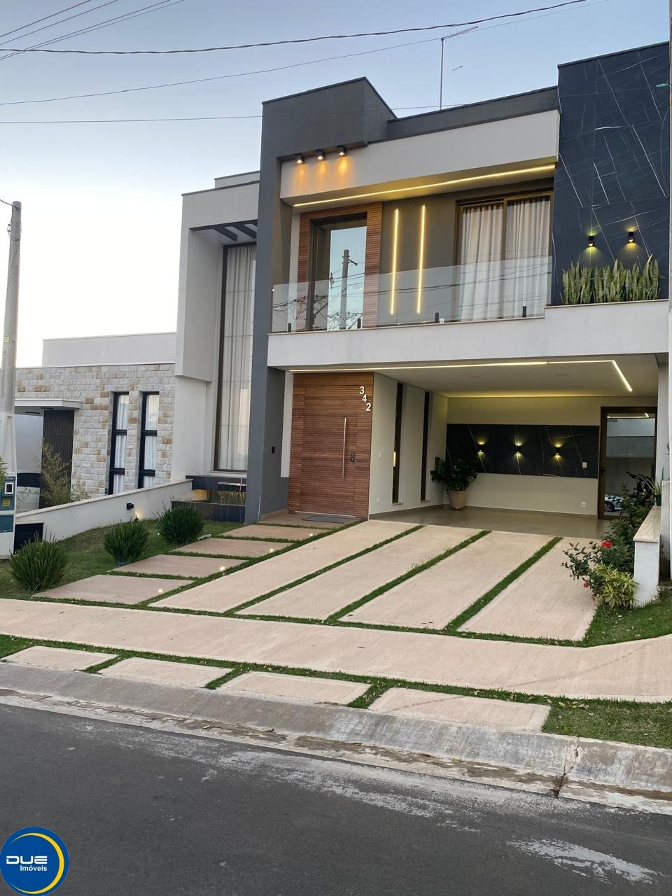 Casa à venda com 4 quartos, 240m² - Foto 1